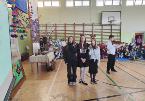 Uczniowie podczas wspólnego kolędowania