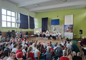 Uczniowie podczas wspólnego kolędowania