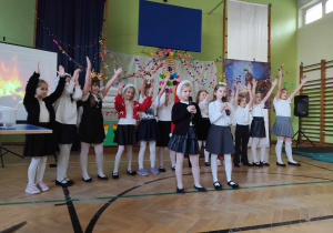 Uczniowie podczas wspólnego kolędowania