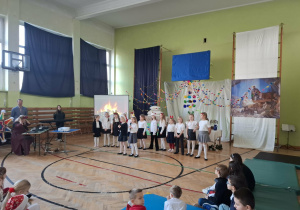 Uczniowie podczas wspólnego kolędowania