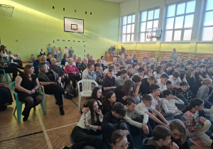 Uczniowie podczas wspólnego kolędowania