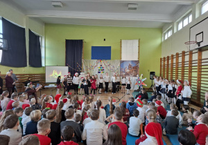Uczniowie podczas wspólnego kolędowania
