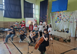 Uczniowie podczas wspólnego kolędowania