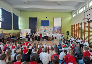 Uczniowie podczas wspólnego kolędowania