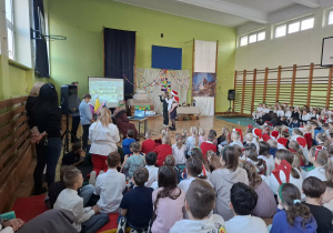 Uczniowie podczas wspólnego kolędowania