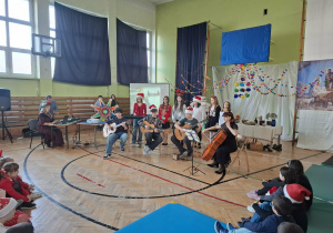 Uczniowie podczas wspólnego kolędowania