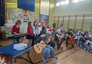 Uczniowie podczas wspólnego kolędowania
