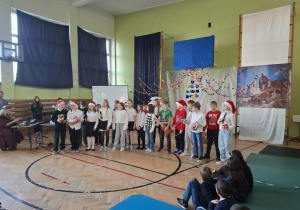 Uczniowie podczas wspólnego kolędowania