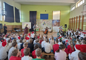 Uczniowie podczas wspólnego kolędowania