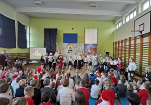 Uczniowie podczas wspólnego kolędowania