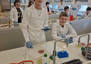 Uczniowie podczas warsztatów mikrobiologicznych na Uniwersytecie Łódzkim