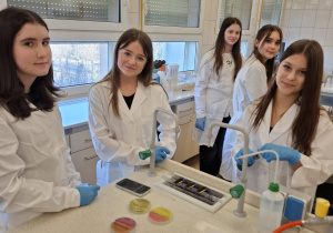 Uczniowie podczas warsztatów mikrobiologicznych na Uniwersytecie Łódzkim