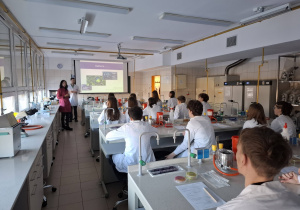 Uczniowie podczas warsztatów mikrobiologicznych na Uniwersytecie Łódzkim