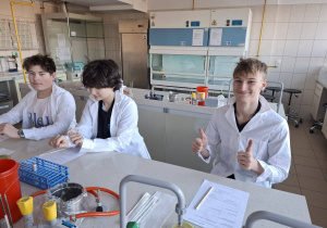 Uczniowie podczas warsztatów mikrobiologicznych na Uniwersytecie Łódzkim