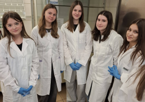 Uczniowie podczas warsztatów mikrobiologicznych na Uniwersytecie Łódzkim