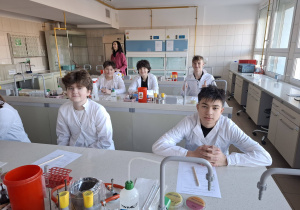 Uczniowie podczas warsztatów mikrobiologicznych na Uniwersytecie Łódzkim