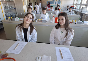 Uczniowie podczas warsztatów mikrobiologicznych na Uniwersytecie Łódzkim