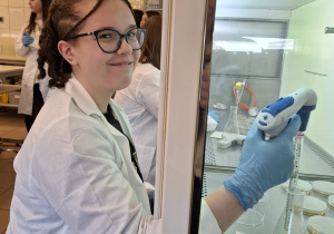 Uczniowie podczas warsztatów mikrobiologicznych na Uniwersytecie Łódzkim