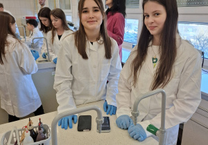 Uczniowie podczas warsztatów mikrobiologicznych na Uniwersytecie Łódzkim