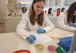 Uczniowie podczas warsztatów mikrobiologicznych na Uniwersytecie Łódzkim