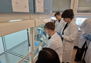 Uczniowie podczas warsztatów mikrobiologicznych na Uniwersytecie Łódzkim