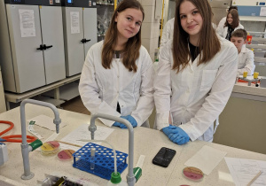 Uczniowie podczas warsztatów mikrobiologicznych na Uniwersytecie Łódzkim