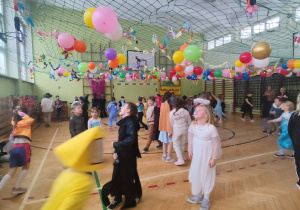 Uczniowie podczas zabawy - Szkolny Bal Karnawałowy