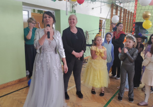 Uczniowie podczas zabawy - Szkolny Bal Karnawałowy