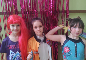 Uczniowie podczas zabawy - Szkolny Bal Karnawałowy