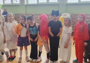 Uczniowie podczas zabawy - Szkolny Bal Karnawałowy