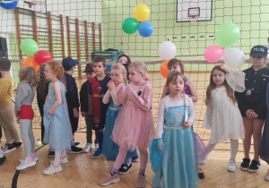 Uczniowie podczas zabawy - Szkolny Bal Karnawałowy