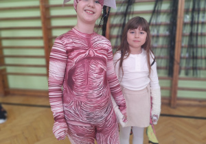 Uczniowie podczas zabawy - Szkolny Bal Karnawałowy