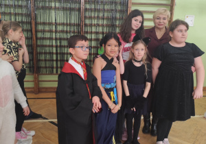 Uczniowie podczas zabawy - Szkolny Bal Karnawałowy