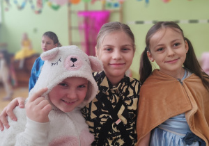 Uczniowie podczas zabawy - Szkolny Bal Karnawałowy