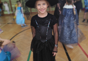 Uczniowie podczas zabawy - Szkolny Bal Karnawałowy