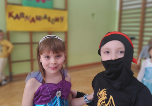 Uczniowie podczas zabawy - Szkolny Bal Karnawałowy