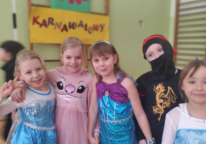 Uczniowie podczas zabawy - Szkolny Bal Karnawałowy