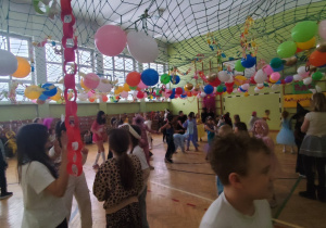 Uczniowie podczas zabawy - Szkolny Bal Karnawałowy