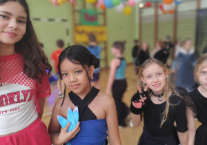 Uczniowie podczas zabawy - Szkolny Bal Karnawałowy