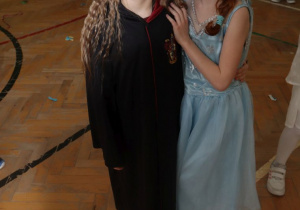 Uczniowie podczas zabawy - Szkolny Bal Karnawałowy