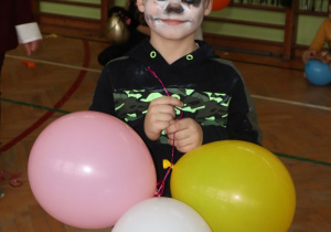 Uczniowie podczas zabawy - Szkolny Bal Karnawałowy