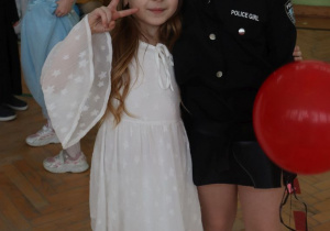 Uczniowie podczas zabawy - Szkolny Bal Karnawałowy