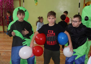 Uczniowie podczas zabawy - Szkolny Bal Karnawałowy