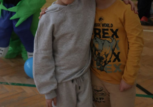 Uczniowie podczas zabawy - Szkolny Bal Karnawałowy