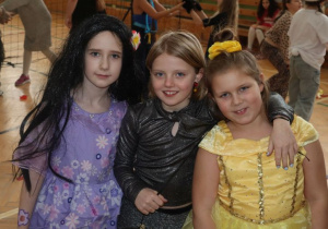 Uczniowie podczas zabawy - Szkolny Bal Karnawałowy