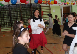 Uczniowie podczas zabawy - Szkolny Bal Karnawałowy