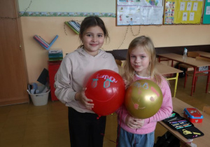 Uczniowie podczas zabawy - Szkolny Bal Karnawałowy