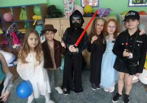 Uczniowie podczas zabawy - Szkolny Bal Karnawałowy