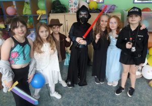 Uczniowie podczas zabawy - Szkolny Bal Karnawałowy