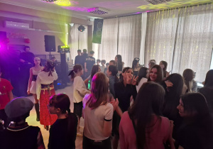 Uczniowie podczas zabawy w Domu Kultury Romus